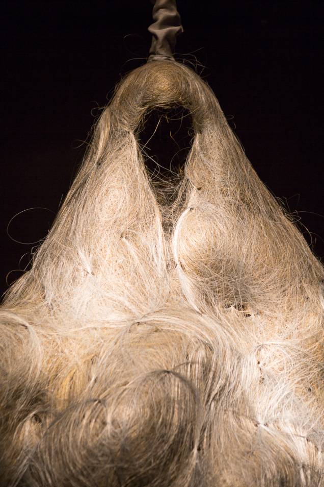 A escultura da americana Petah Coyne lembra uma peruca... 
