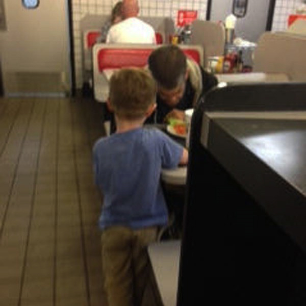 Garotinho pede para mãe comprar comida para morador de rua e emociona a internet