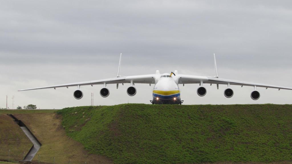 O Antonov An-225 M posou por volta das 11h30 no Aeroporto de Viracopos, em Campinas (Foto: Reprodução/Facebook)