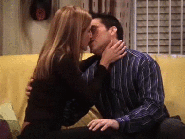 Jennifer Aniston traiu Brad Pitt com ator de Friends, diz revista