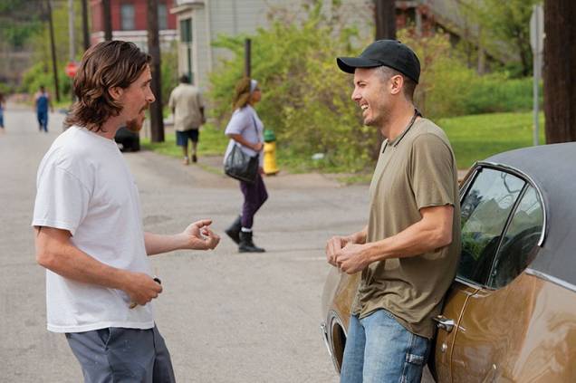 Tudo por Justiça: Christian Bale e Casey Affleck, um thriller de praxe