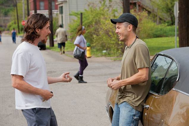 Tudo por Justiça: Christian Bale e Casey Affleck, um thriller de praxe Tudo por Justiça: Christian Bale e Casey Affleck, um thriller de praxe
