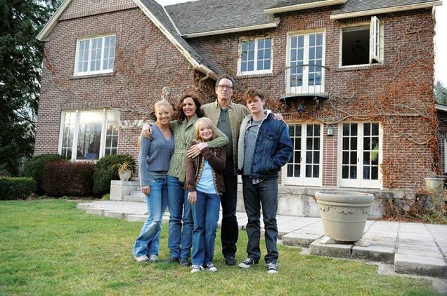 A Face do Mal: a família em frente à nova casa, espírito pelos cantos A Face do Mal: a família em frente à nova casa, espírito pelos cantos
