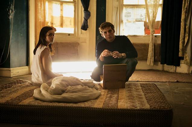 A Marca do Medo: os personagens Jane e Brian, isolados num casarão A Marca do Medo: os personagens Jane e Brian, isolados num casarão