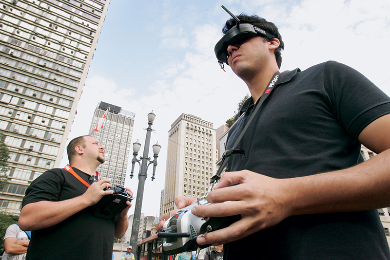 Drones se espalham pela cidade para observar lugares e pessoas