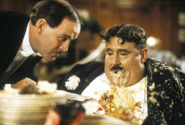Monty Python - O Sentido da Vida: Terry Jones e John Cleese, na cena do restaurante, irreverência