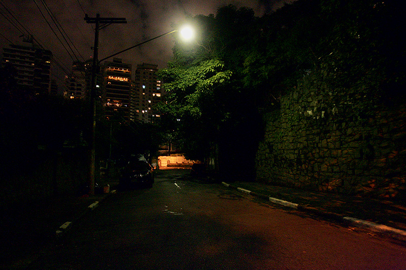 Rua Avaré - Capa 2330, no Pacaembu: escuridão quase total