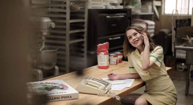 Wrong: a vendedora de pizzas Emma (Alexis Dziena)