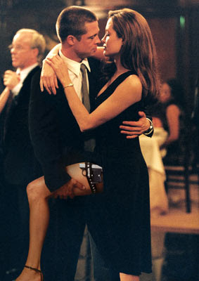 2 de 10 Brad Pitt conheceu Angelina Jolie durante as filmagens de "Sr e Sra Smith", em 2004. O papel dela primeiro foi oferecido a Nicole Kidman e depois a Catherine Zeta-Jones, que não puderam participar porque estavam envolvidas em outros projetos. Na época, ele era casado com Jennifer Aniston, estrela do seriado "Friends". No fim daquele ano, começaram as notícias de que Jolie e Pitt engataram um romance secreto nos bastidores. (Foto: divulgação)