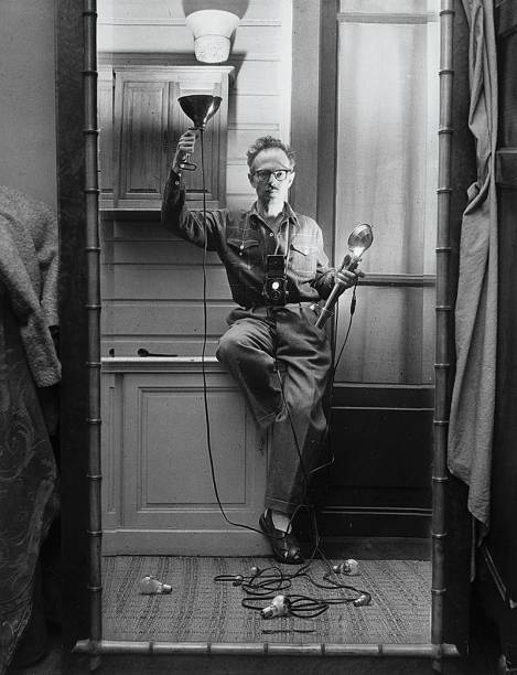 Autorretrato com Flashes, do francês Willy Ronis, faz parte da exposição Projeto Maio Fotografia