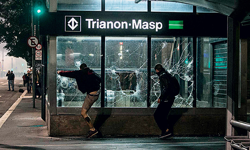 Manifestante quebra janela da Estação Trianon-Masp - Protestos - 2325