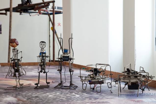 Os robôs, criados por artistas do interior da China, foram adquiridos por Cai