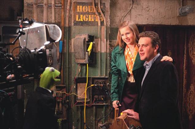 Amy Adams e Jason Segel encontram Kermit, o sapo: Os Muppets faz sucesso entre adultos e crianças