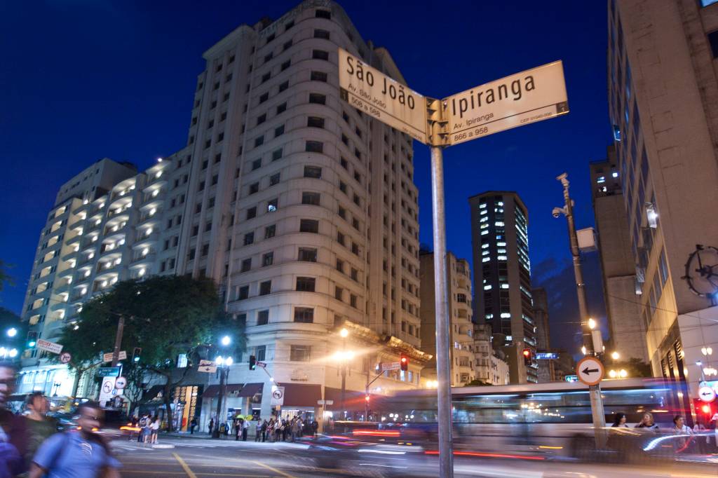 Foto mostra esquina da Avenida São João com a Avenida Ipiranga, no centro de São Paulo durante a noite