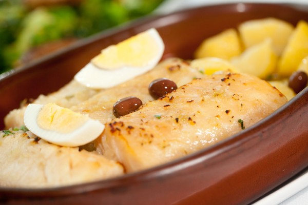 Bacalhau assado no forno com azeite, ovo, batata e azeitona. FOTO: Tricia Vieira