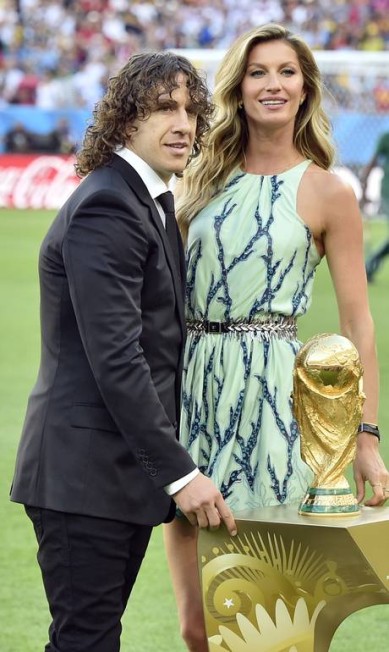 Gisele batendo um bolão no Maracanã na final da Copa do Mundo 2014 ao lado do ex-jogador espanhol Carles Puyol. Ela levou para o gramado o baú Louis Vuitton que guardou a taça do torneio Martin Meissner / AP