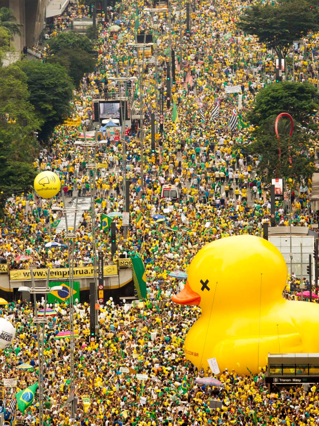 São Paulo, São Paulo, Brasil - Manifestantes durante ato "Vem Pra Rua" na tarde  desse domingo (13) na Avenida Paulista. Foto: Léo Pinheiro/Veja