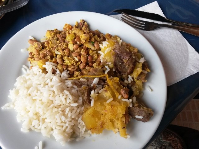 Carne de sol com mandioca na manteiga mais feijão-de-corda