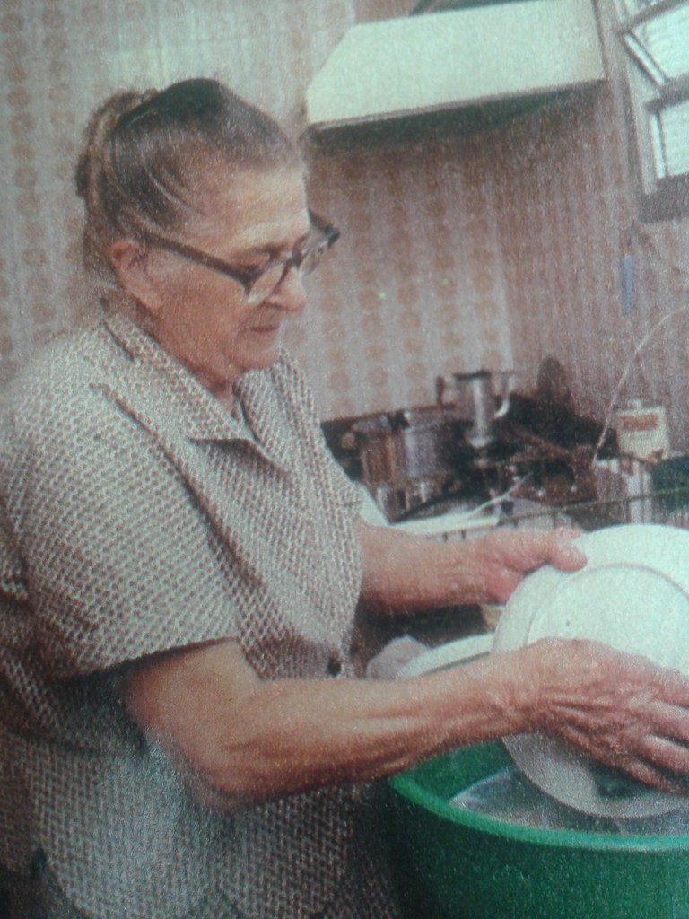 Dona Carmela, 84: reúso da água para lavar o quintal