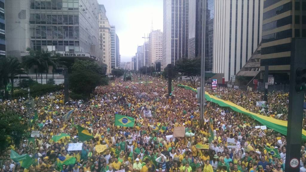 Quinze imagens marcantes da manifestação de 13 de março