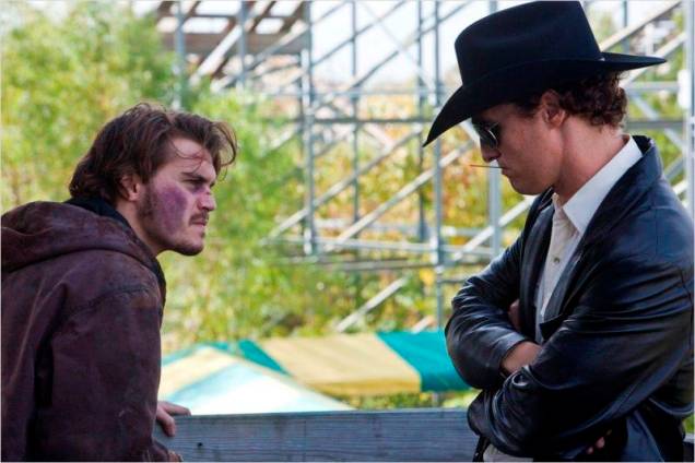 Killer Joe - Matador de Aluguel: Emile Hirsch (Chris Smith) e o matador de aluguel Killer Joe Cooper (Matthew McConaughey) Killer Joe - Matador de Aluguel: Emile Hirsch (Chris Smith) e o matador de aluguel Killer Joe Cooper (Matthew McConaughey)