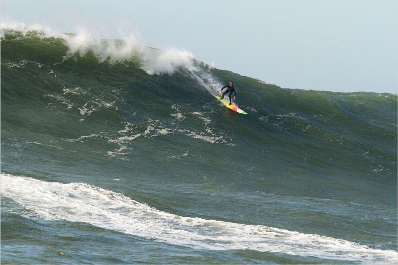 Tudo por um Sonho: Jay Moriarity (Jonny Weston) enfrenta a costa Mavericks, onde ficam as maiores ondas do planeta