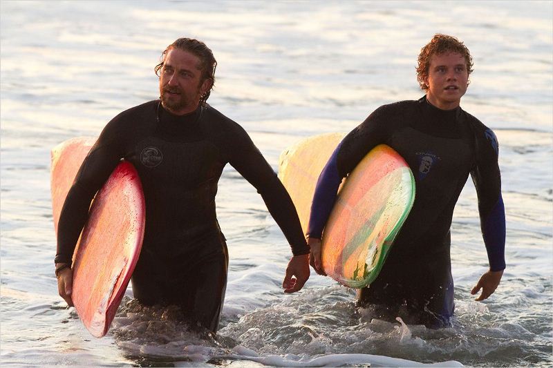 Tudo por um Sonho: os surfistas Jay Moriarity (Jonny Weston) e Frosty Hesson (Gerard Butler)