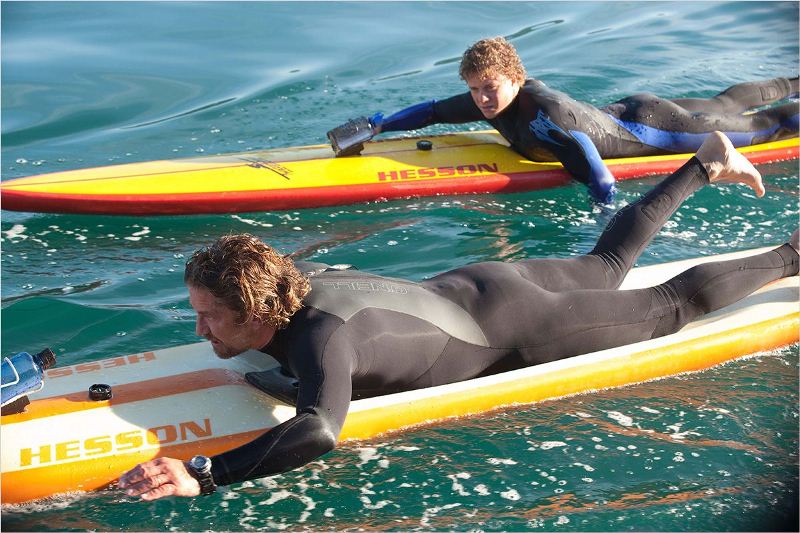 Tudo por um Sonho:Jay Moriarity (Jonny Weston) e Frosty Hesson (Gerard Butler) nas ondas da costa Mavericks