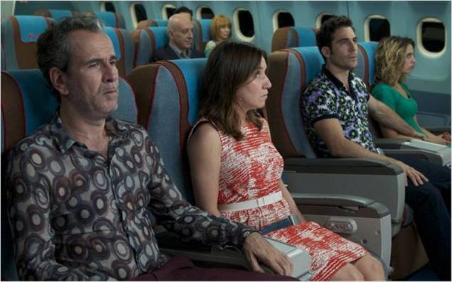 Os Amantes Passageiros: em meio ao desespero, eles começam a fazer confissões inesperadas Os Amantes Passageiros: em meio ao desespero, eles começam a fazer confissões inesperadas