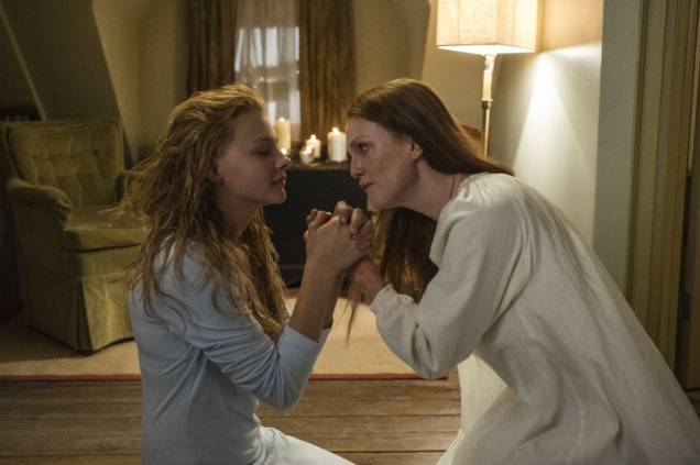 Carrie - A Estranha: Carrie (Chloë Grace Moretz) sempre foi oprimida pela sua mãe, Margaret (Julianne Moore) Carrie - A Estranha: Carrie (Chloë Grace Moretz) sempre foi oprimida pela sua mãe, Margaret (Julianne Moore)