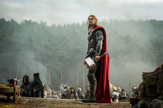 Thor - O Mundo Sombrio: Chris Hemsworth, embates e romance na pele de Thor, o Deus do Trovão