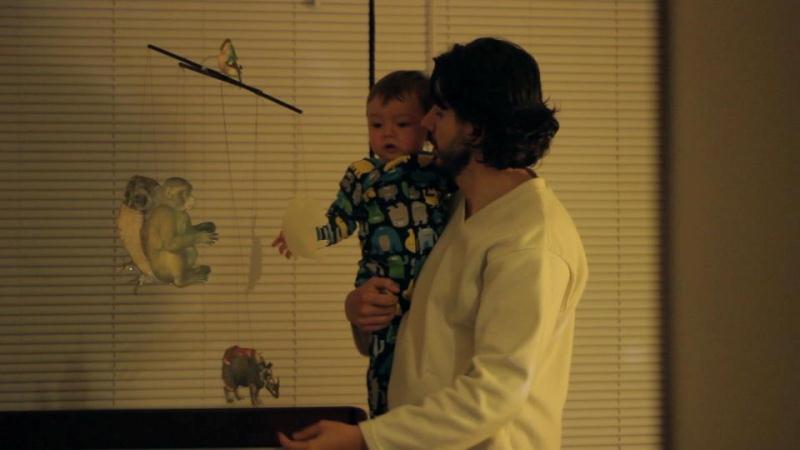 Crônica do Fim do Mundo: Felipe (Jimmy Vasquez) e seu filho recém-nascido