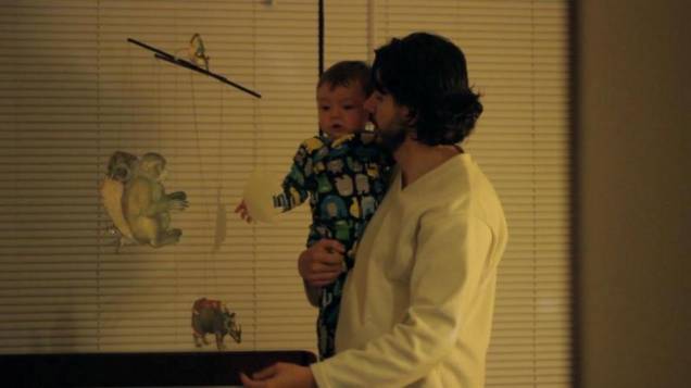 Crônica do Fim do Mundo: Felipe (Jimmy Vasquez) e seu filho recém-nascido Crônica do Fim do Mundo: Felipe (Jimmy Vasquez) e seu filho recém-nascido