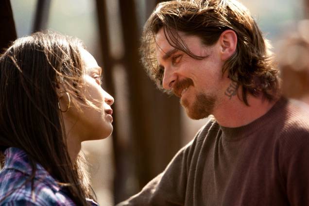 Tudo por Justiça: os atores Zoe Saldana e Christian Bale Tudo por Justiça: os atores Zoe Saldana e Christian Bale