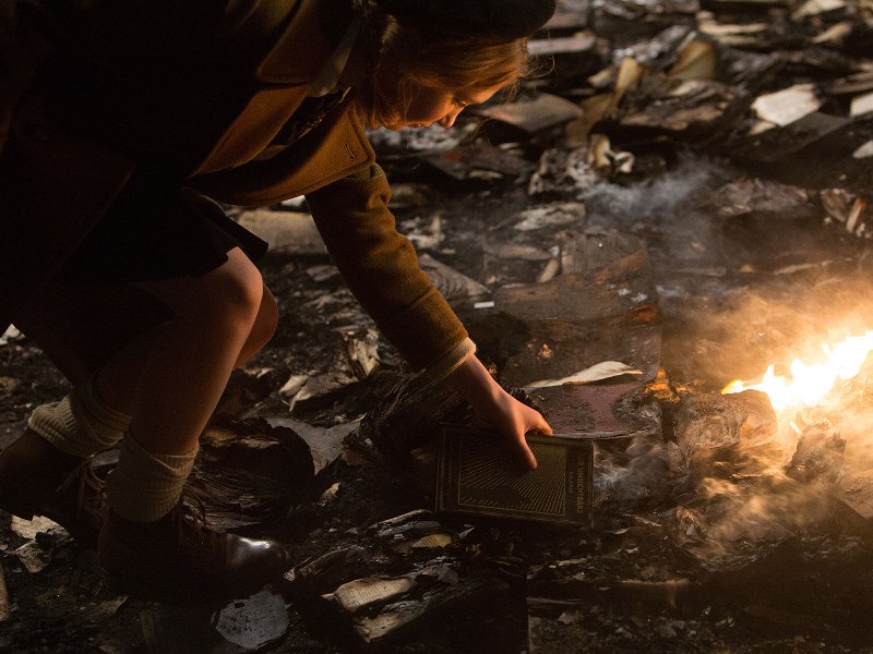 A Menina que Roubava Livros: ela rouba livros para sobreviver