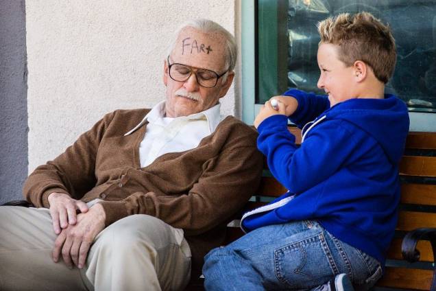Vovô Sem Vergonha: Irving Zisman (Johnny Knoxville) ao lado do neto Billy Vovô Sem Vergonha: Irving Zisman (Johnny Knoxville) ao lado do neto Billy