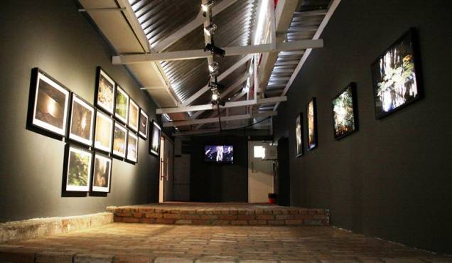 O centro cultural promove shows, peças e exposições, além de cursos livres e debates