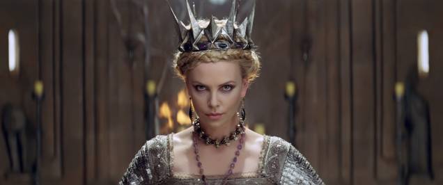 Charlize Theron interpreta a rainha má, em Branca de Neve e o Caçador