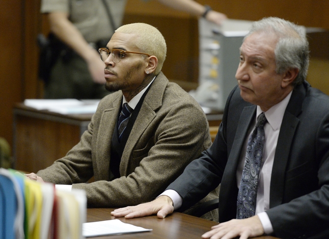 Chris Brown é condenado a um ano de prisão por agressão