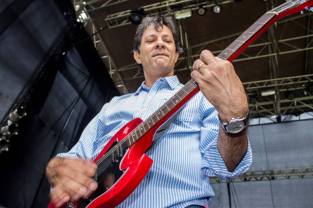 Fernando Haddad toca guitarra em vistoria de clube e vira assunto nas redes sociais