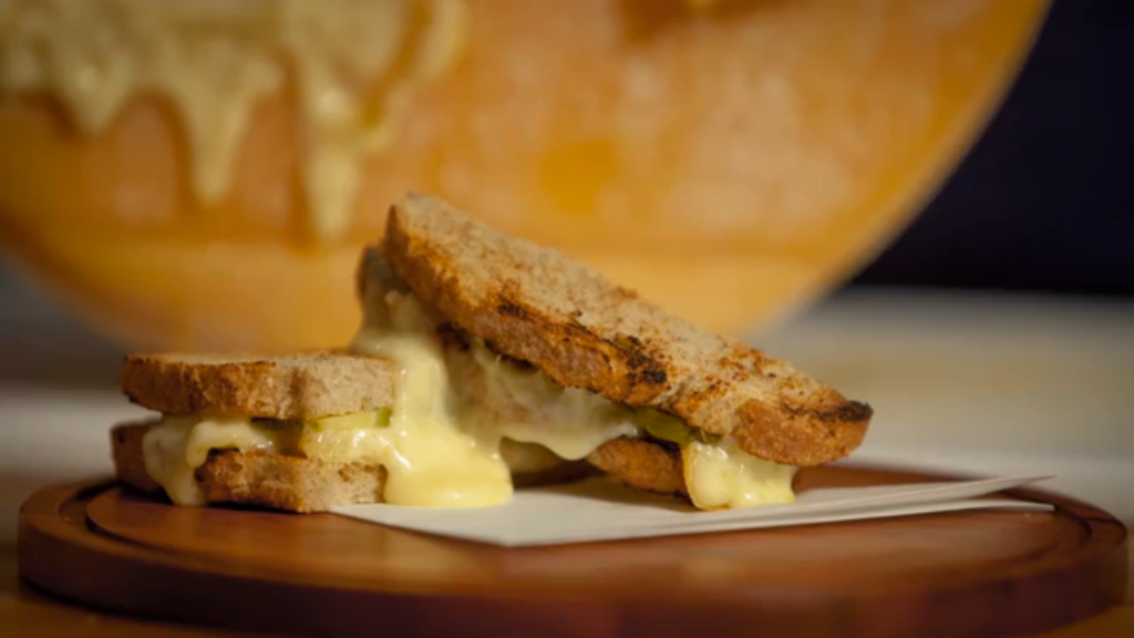 sanduíche raclette - queijo quente