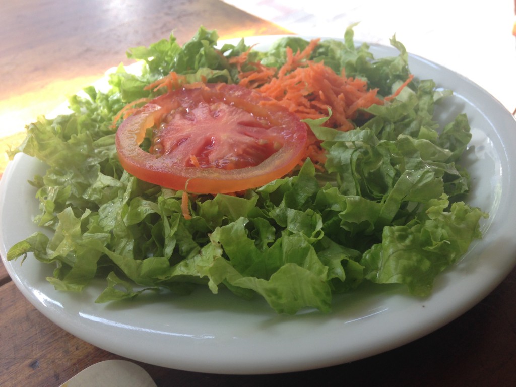 Para a entrada, saladinha básica de alface, tomate e cenoura (Foto: Helena Galante)