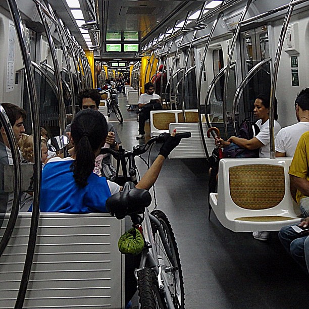 O ciclista com sua bike na Linha Amarela do metrô chamou a atenção de Andrea Heide (@andreaheide)