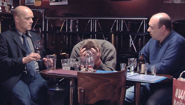 3 Homens e Uma Noite Fria: bar é cenário para discussões sobre a vida de três homens
