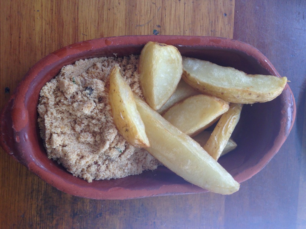 Batata frita: frita com casca em gomos gordinhos (Foto: Helena Galante)