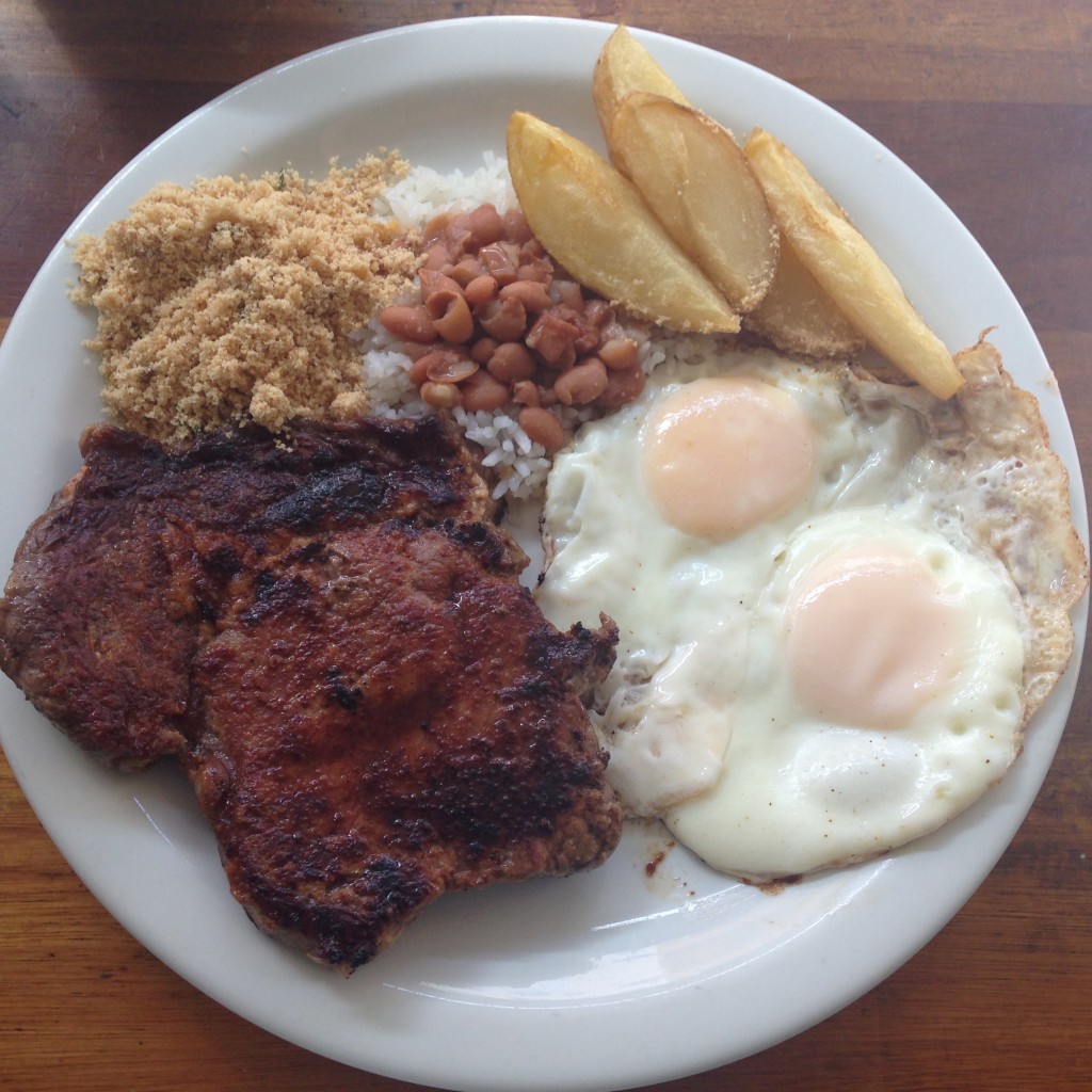 Prato feito: nem todo PF &eacute; igual, esse tem "open de batata frita" (Foto: Helena Galante)