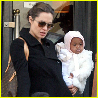 4 de 10 Em julho de 2005, Angelina Jolie adota Zahara, nascida na Etiópia. Brad Pitt viajou com a atriz para acompanhar o processo. No fim do ano, Brad assume a paternidade da menina e também de Maddox, adotado por Angelina em 2002 (Foto: divulgação)