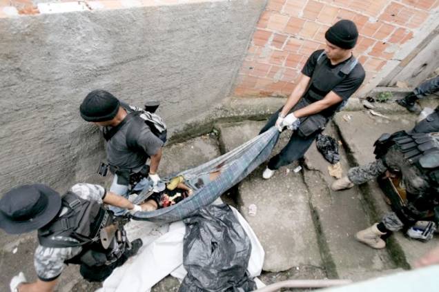 À Queima Roupa: documentário fala da violência e a corrupção policial praticadas no Rio de Janeiro