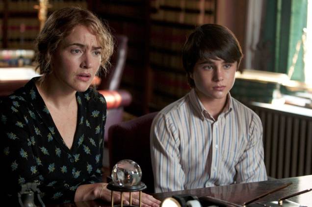 Refém da Paixão: os atores Kate Winslet e Gattlin Griffith Refém da Paixão: os atores Kate Winslet e Gattlin Griffith