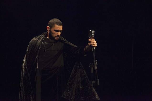 Os potiguares da cia. Clowns de Shakespeare apresentam Hamlet — Um Relato Dramático Medieval Os potiguares da cia. Clowns de Shakespeare apresentam Hamlet — Um Relato Dramático Medieval